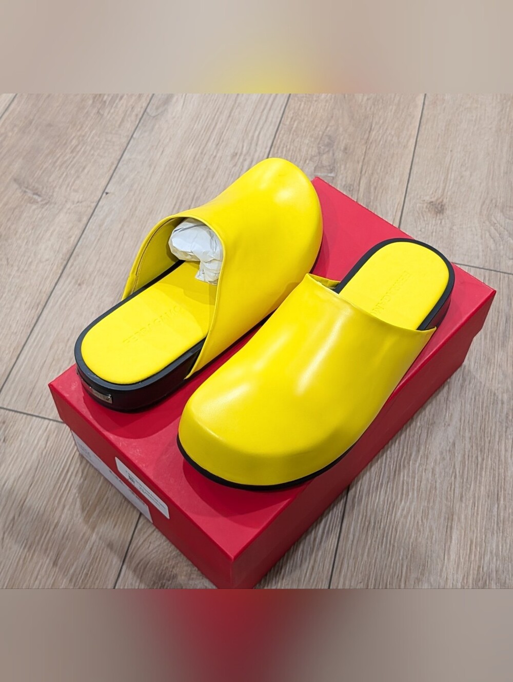 $1090 Mens Ferragamo "Dassa" Leather Round Toe Mules Yellow 42 US 9
